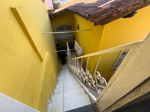 escada acesso ao quarto serviço