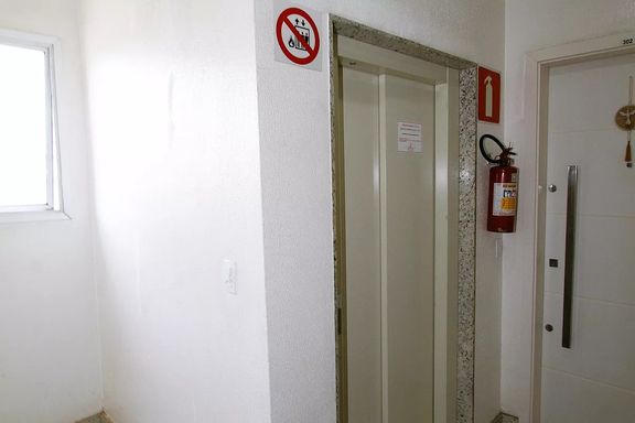 Hall de entrada com elevador