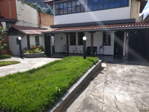 PATIO FRENTE CASA