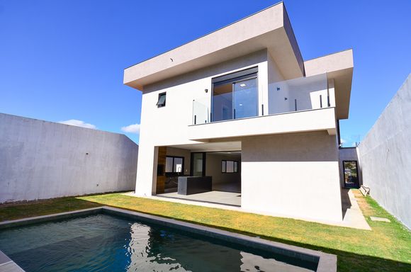FACHADA DOS FUNDOS COM PISCINA