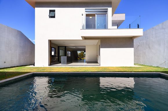 FACHADA DOS FUNDOS COM PISCINA