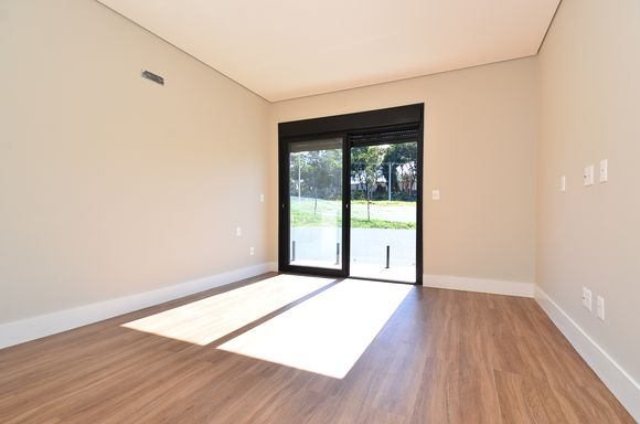 SUÍTE MASTER COM VARANDA E CLOSET