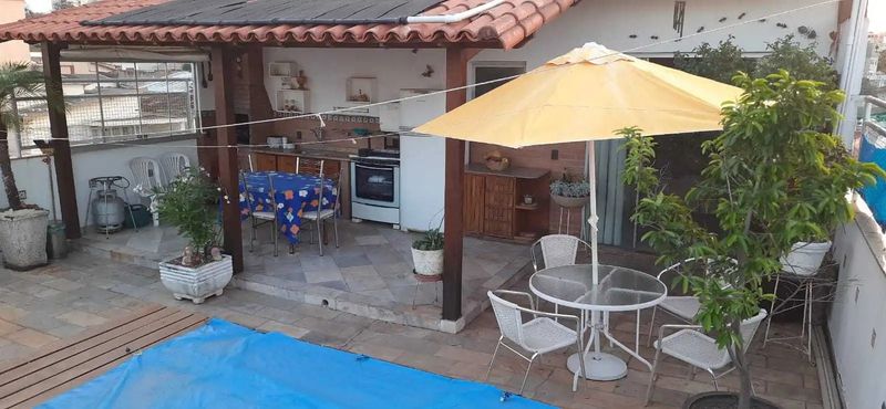 Área externa com piscina