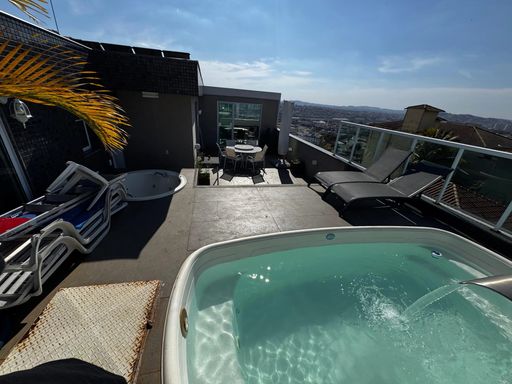 Área externa com piscina