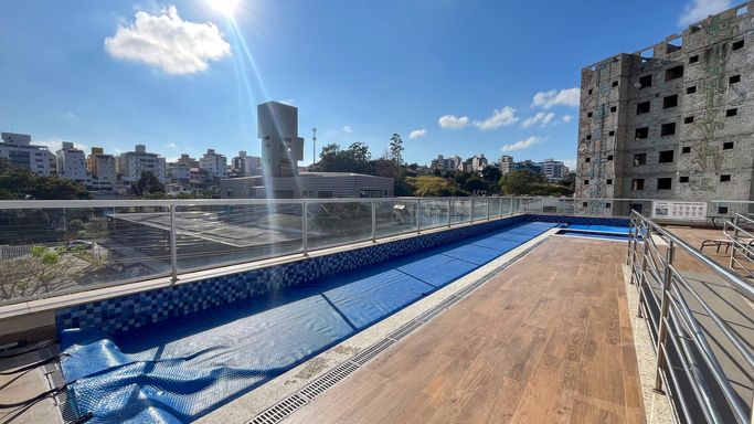 PISCINA COM RAIA