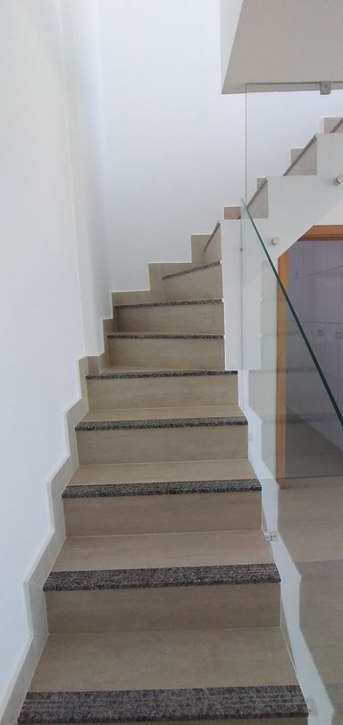 ESCADA ACESSO AO SEGUNDO PISO