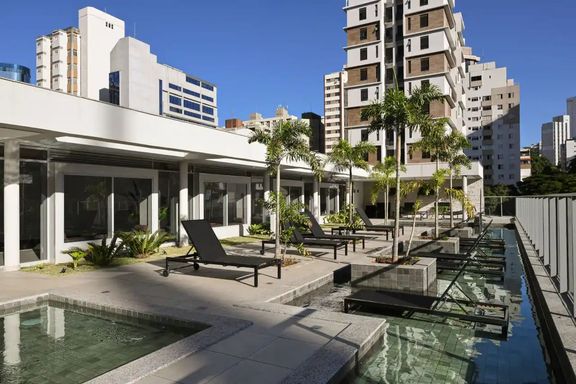 PISCINA COM DECK MOLHADO