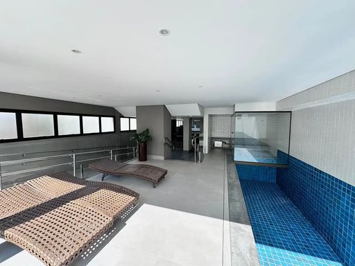 Piscina coberta com raia