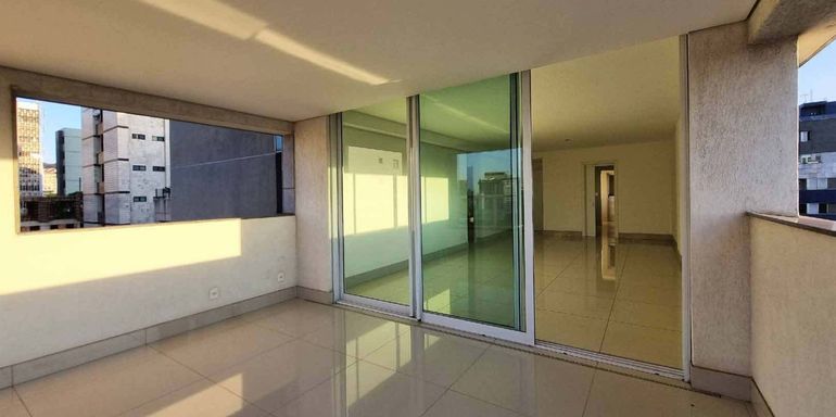 * Varanda com shaft preparada para instalação de bancada gourmet