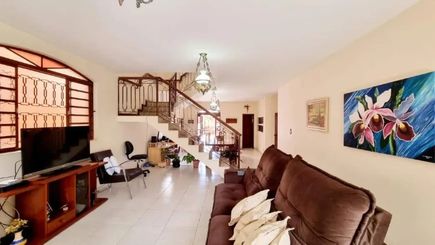 SALA DE ESTAR COM ESCADA ACESSO SEGUNDO PAVIMENTO