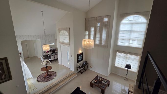 vista do mezanino à sala de estar e hall