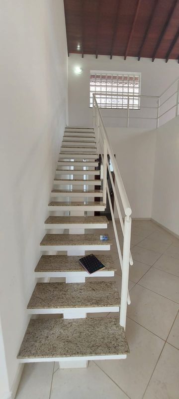 ESCADA NA SALA PARA O MEZANINO