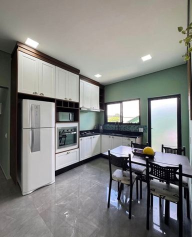 cozinha com armarios, cooktop e forno eletrico