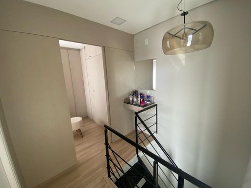 ESCADA E HALL DE ACESSO AO DORMITORIO E AREA GOURMET
