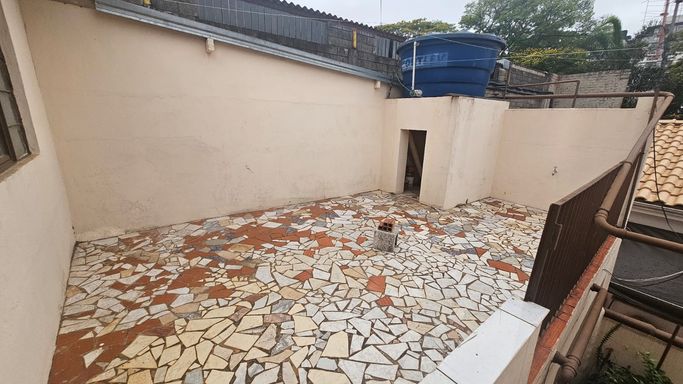 TERRAÇO ANEXO AO COMODO SUPERIOR NO QUINTAL