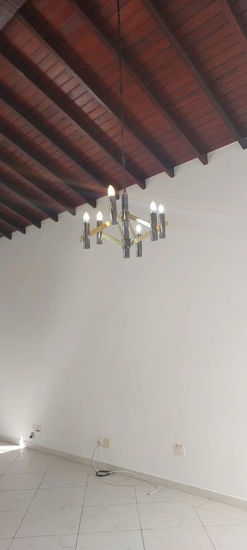 SALA DE ESTAR COM TETO EM MADEIRA