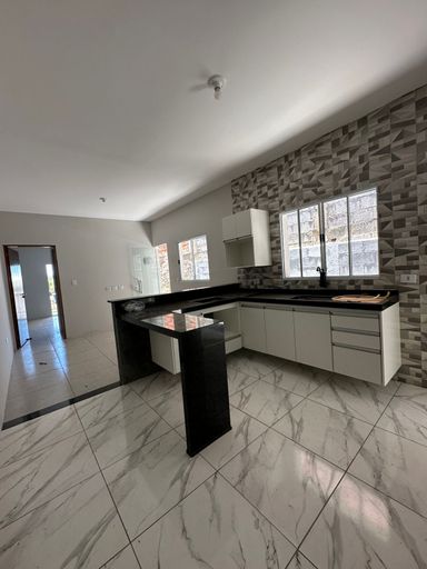 cozinha moderna com conceito aberto e acabamento de primeiro. destaque para o piso em porcelanato marmorizado e as amplas bancadas em granito preto, incluem um balcão integrado perfeito para refeições rápidas e socialização.
Armários planejados para otimizar seu dia a dia.