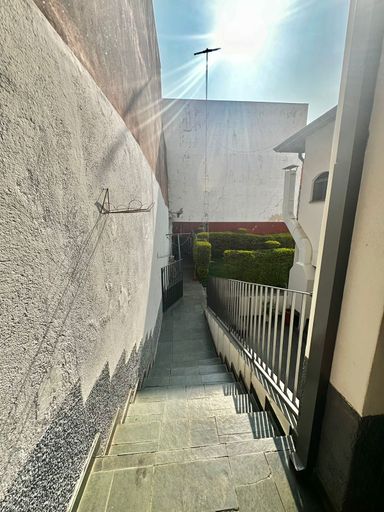 corredor que sai pela porta da cozinha.