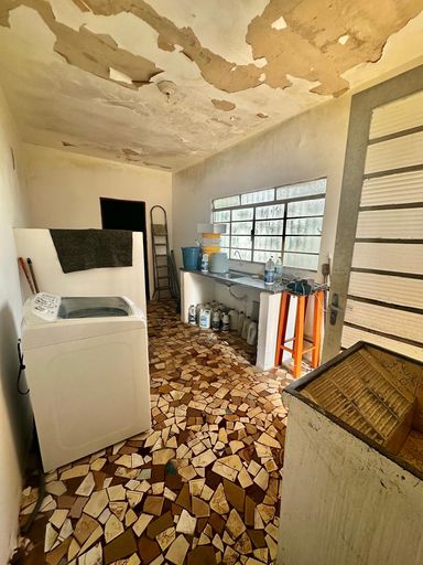 edicula 1 quarto, cozinha e banheiro.