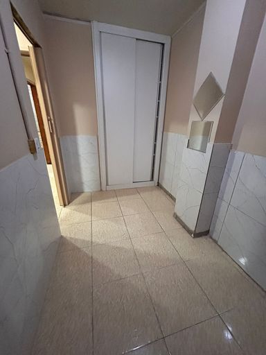 Quarto maior com armário embutido