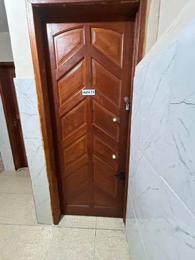 Porta com fechadura comum e tetra