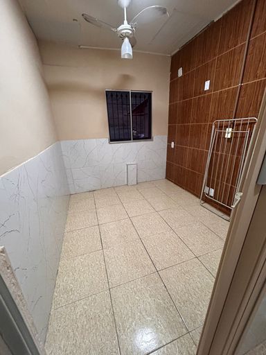 Quarto menor com ventilador de teto