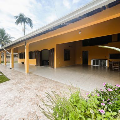 Varanda e churrasqueira