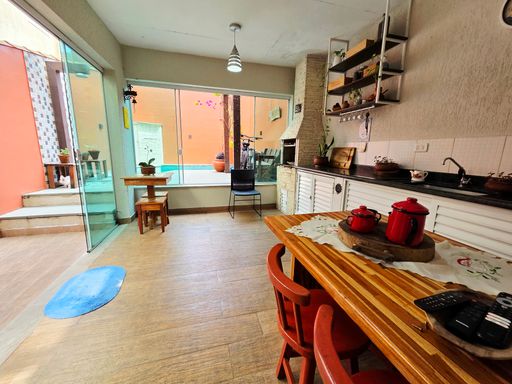 ÁREA GOURMET COM CHURRASQUEIRA