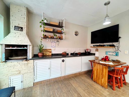 ÁREA GOURMET COM CHURRASQUEIRA