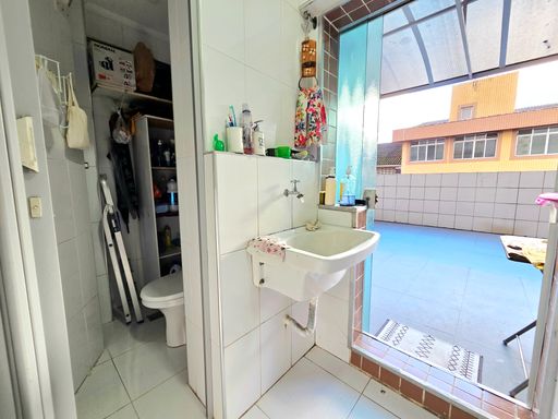 AREA DE SERVICO E BANHEIRO