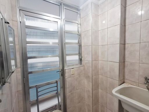 Banheiro e Área de Serviço