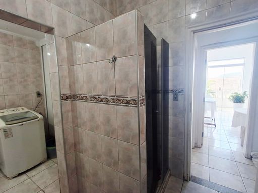 Banheiro e Área de Serviço