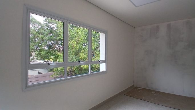 #SalaIluminada  
#AmbienteAconchegante  
#EspaçoFuncional  
#ProntaParaUso  
#SalaComJanela  
#AmbienteInspirador  
#PerfeitaParaEscritório  
#EspaçoCorporativo  
#LocalizaçãoPrivilegiada  
#ExcelenteIluminaçãoNatural