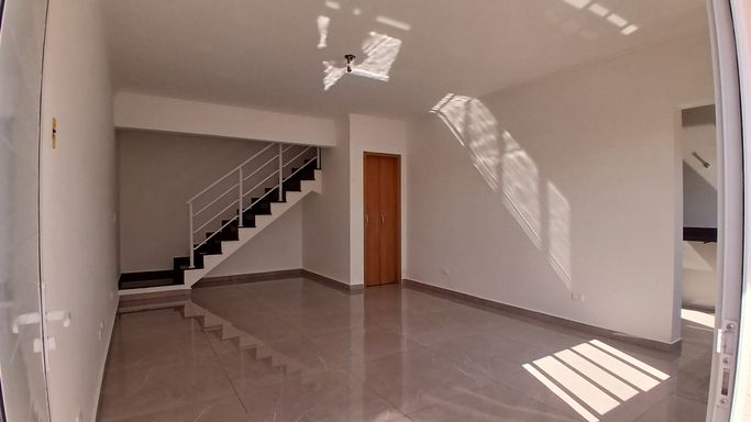 Sala ilunimada e ampla