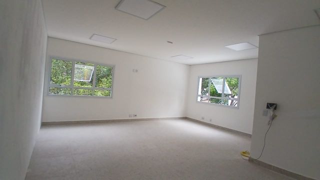 #SalaIluminada  
#AmbienteAconchegante  
#EspaçoFuncional  
#ProntaParaUso  
#SalaComJanela  
#AmbienteInspirador  
#PerfeitaParaEscritório  
#EspaçoCorporativo  
#LocalizaçãoPrivilegiada  
#ExcelenteIluminaçãoNatural