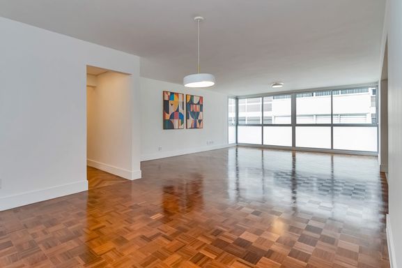 #ApartamentoÀVenda

#CentroDaCidade

#VistaPanorâmica

#SacadaComVidro

#ApartamentoReformado

#SemiMobiliado

#Oportunidade

#ProntoParaMorar

#ExcelenteLocalização

#ImóvelDeOportunidade