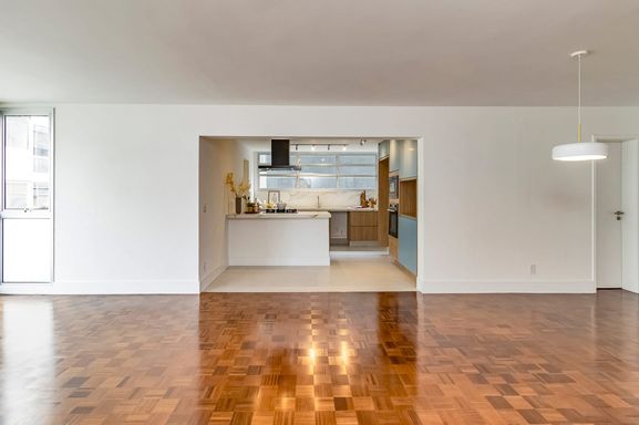 #ApartamentoÀVenda

#CentroDaCidade

#VistaPanorâmica

#SacadaComVidro

#ApartamentoReformado

#SemiMobiliado

#Oportunidade

#ProntoParaMorar

#ExcelenteLocalização

#ImóvelDeOportunidade