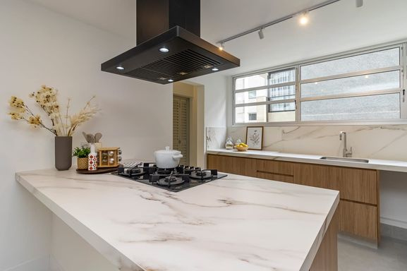 #ApartamentoÀVenda

#CentroDaCidade

#VistaPanorâmica

#SacadaComVidro

#ApartamentoReformado

#SemiMobiliado

#Oportunidade

#ProntoParaMorar

#ExcelenteLocalização

#ImóvelDeOportunidade