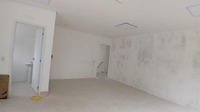 #SalaIluminada  
#AmbienteAconchegante  
#EspaçoFuncional  
#ProntaParaUso  
#SalaComJanela  
#AmbienteInspirador  
#PerfeitaParaEscritório  
#EspaçoCorporativo  
#LocalizaçãoPrivilegiada  
#ExcelenteIluminaçãoNatural