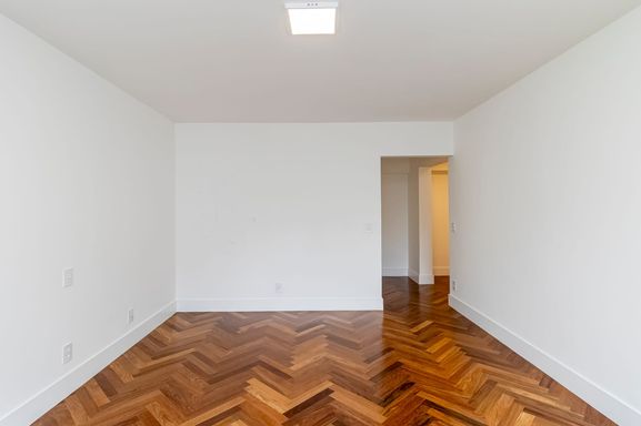 #ApartamentoÀVenda

#CentroDaCidade

#VistaPanorâmica

#SacadaComVidro

#ApartamentoReformado

#SemiMobiliado

#Oportunidade

#ProntoParaMorar

#ExcelenteLocalização

#ImóvelDeOportunidade