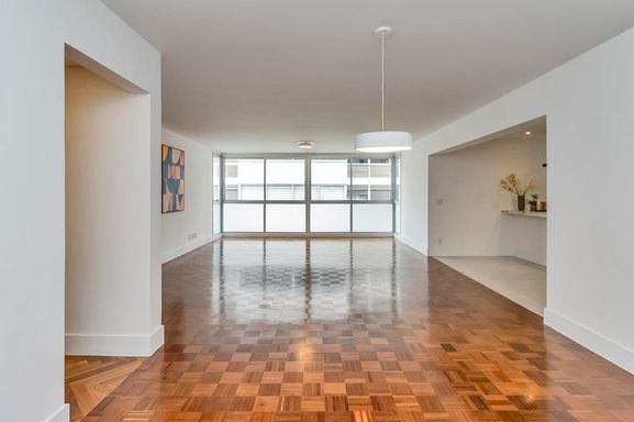 #ApartamentoÀVenda

#CentroDaCidade

#VistaPanorâmica

#SacadaComVidro

#ApartamentoReformado

#SemiMobiliado

#Oportunidade

#ProntoParaMorar

#ExcelenteLocalização

#ImóvelDeOportunidade