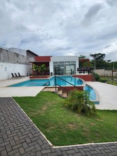 Imagem da área de lazer com a piscina.