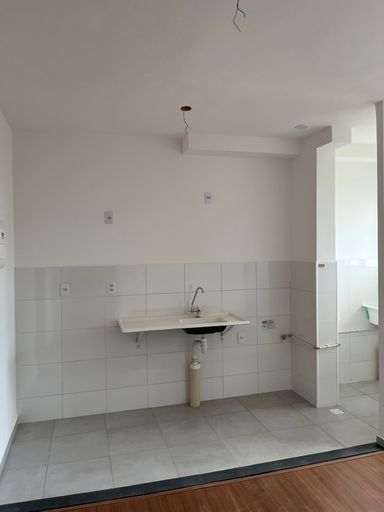 Cozinha com revestimento cerâmico e bancada em mármore sintético