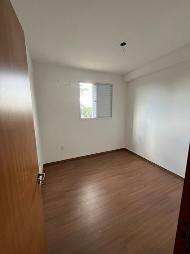 Segundo quarto com piso laminado