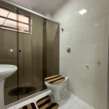 Banheiro social muito amplo