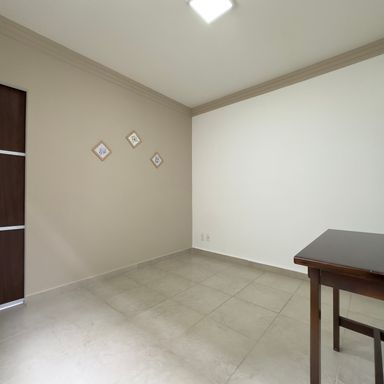 Sala ampla com janela grande