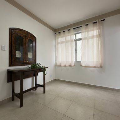 Sala ampla com janela grande