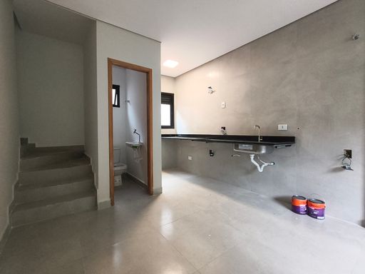 Sala e cozinha com ambiente integrado. Possui lavabo.