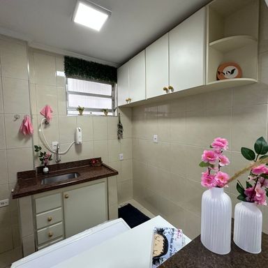 Cozinha muito ventilada com 2 janelas