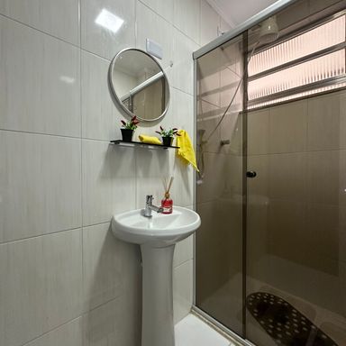 Banheiro social muito amplo